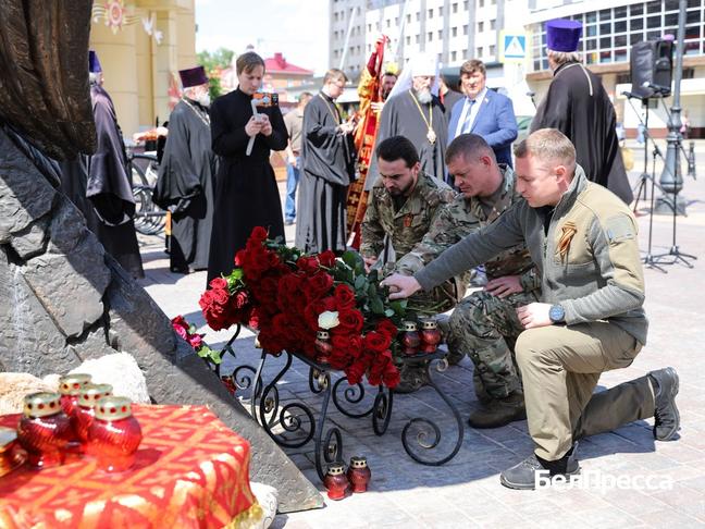 Белгородцы помолились о погибших при ракетном ударе по дому на улице Щорса в Белгороде - Изображение 2