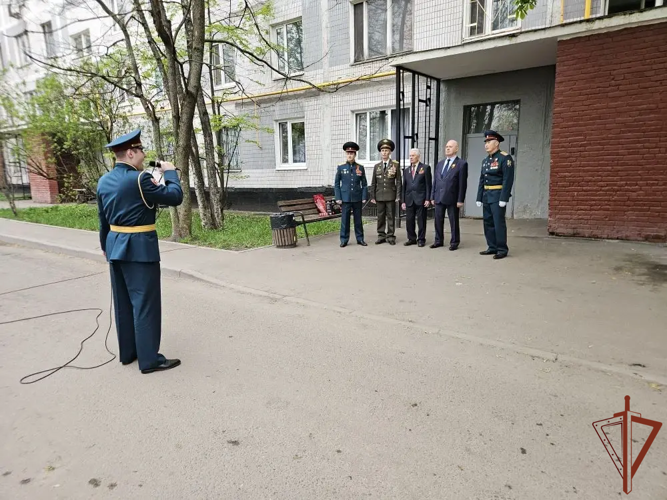 Росгвардейцы поздравили ветерана Великой Отечественной войны с Днем Победы парадом у его дома в Москве (видео)