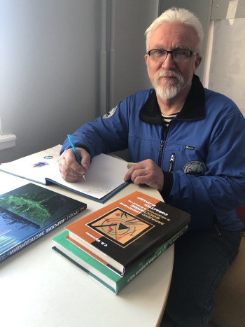 Автор изданий Сергей Шулинин подписывает свои книги, передаваемые в школьную библиотеку