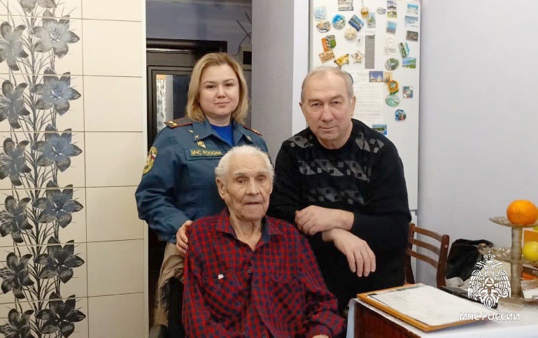 С Днем спасателя и наступающим Новым годом поздравили ветерана Михаила Ефимовского