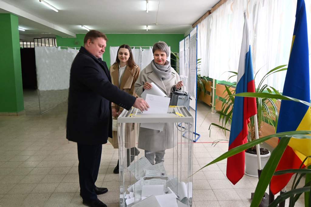 #Всейсемьей: Олег Коваленко проголосовал на выборах президента России