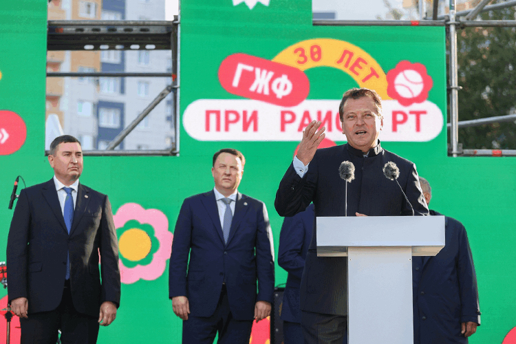 «Тысячи, тысячи семей получили благодаря поддержке и реализации программы социальной ипотеки квартиры в нашей столице», — в свою очередь, поздравлял жителей мэр Казани Ильсур Метши