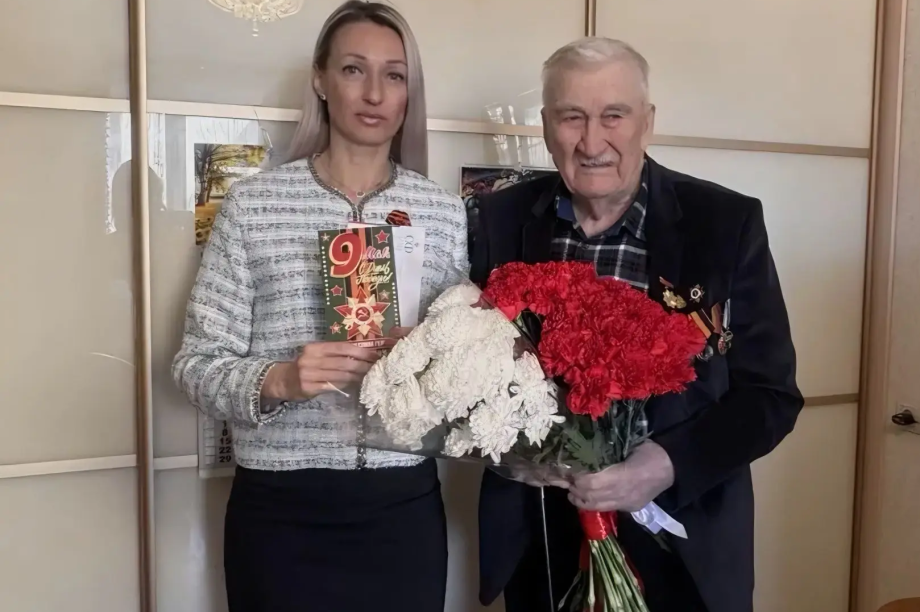 Сенатор Борис Невзоров поздравил камчатского ветерана с Днём Победы. Фото: ИА 