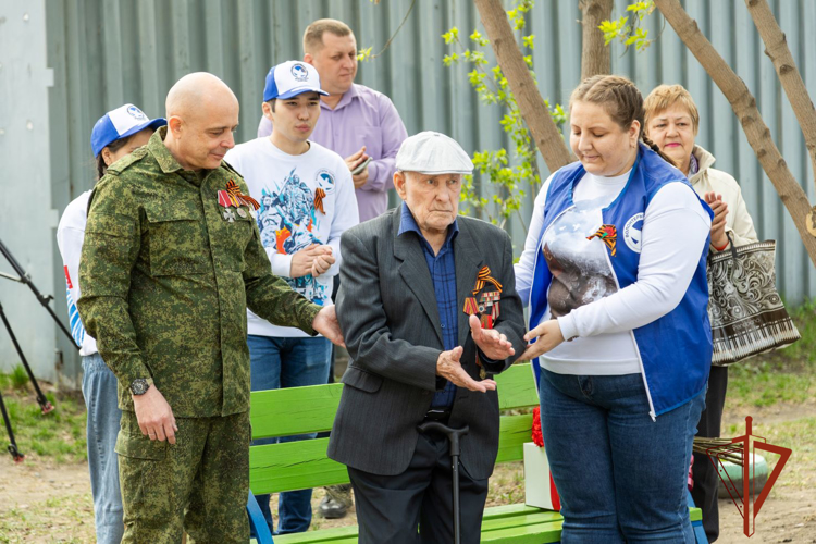 Парадный расчет Росгвардии поздравил ветеранов Великой Отечественной войны в Хакасии