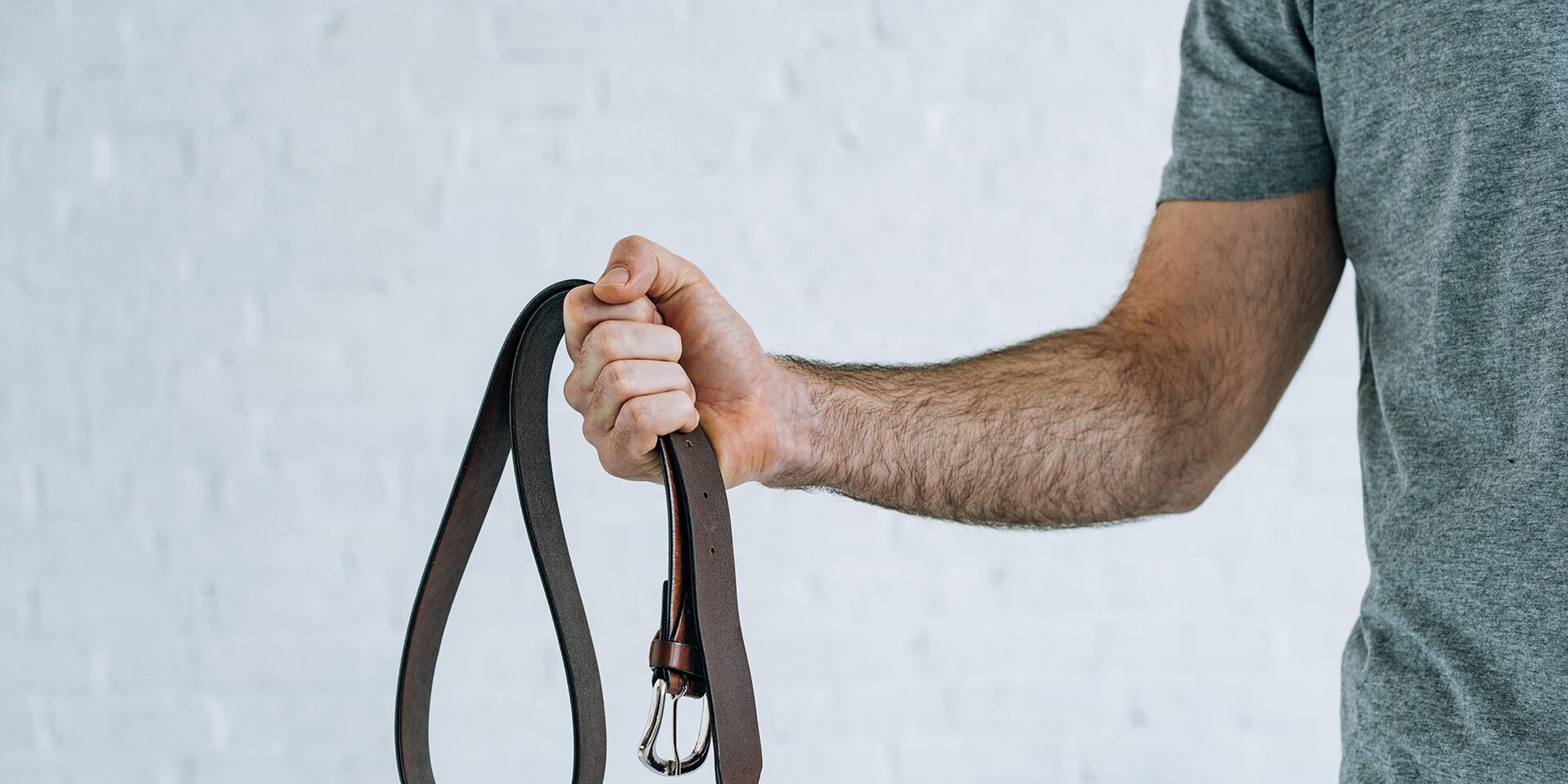 Мужчина с кожаным ремнем - ИноСМИ, 1920, 07.08.2025