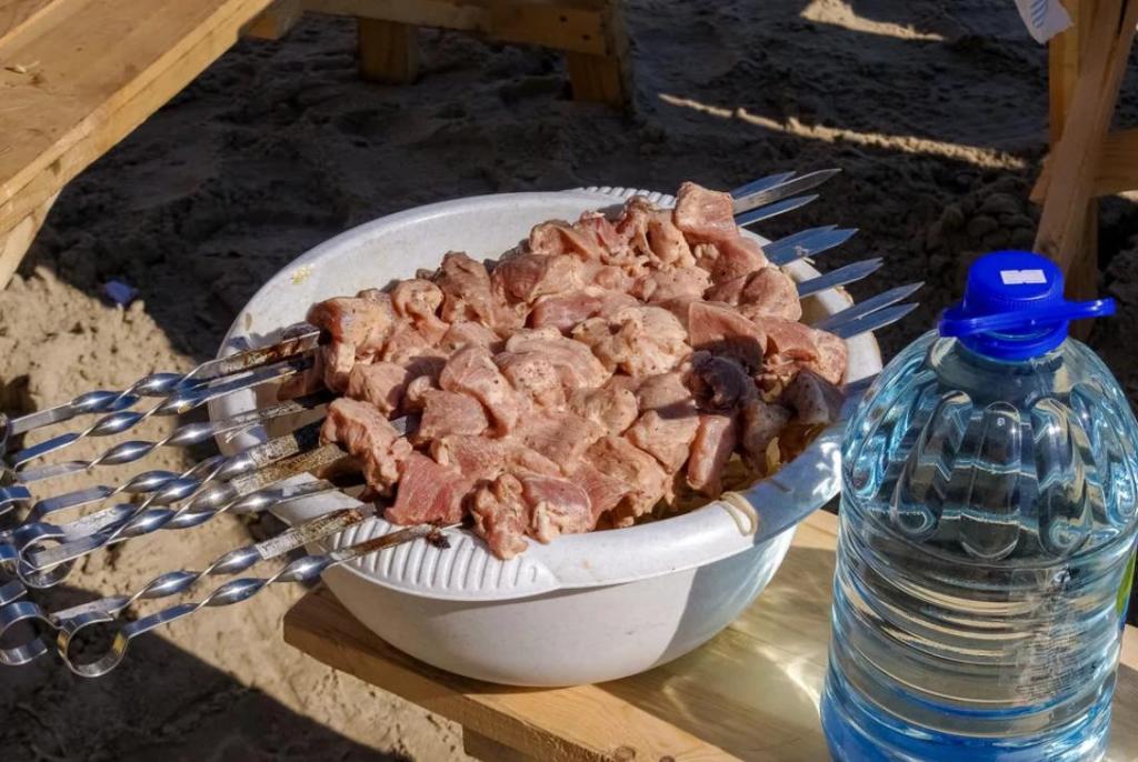 Таз шашлыка. Шашлык на воде. Шашлык на пляже. Мангал на берегу реки. Шашлык на минералке из свинины.