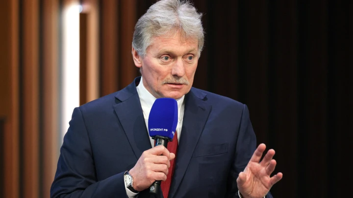 Фраза Пескова заставила бойцов переспрашивать. Эксперт объяснил: Это сидение на двух стульях