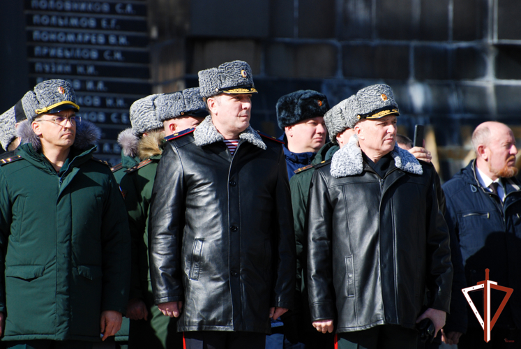В День войск национальной гвардии сотрудники и военнослужащие ведомства возложили цветы к мемориалу «Черный тюльпан» в Екатеринбурге