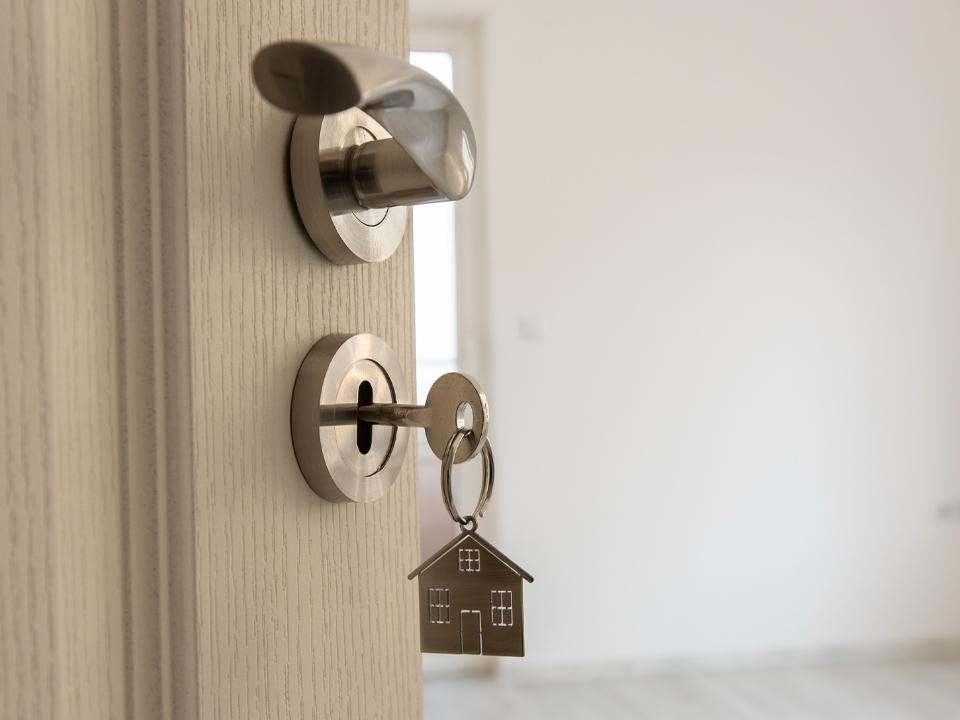 Остается пыль глотать: жителей Подмосковья предупредили, как можно лишиться зарубежных квартир