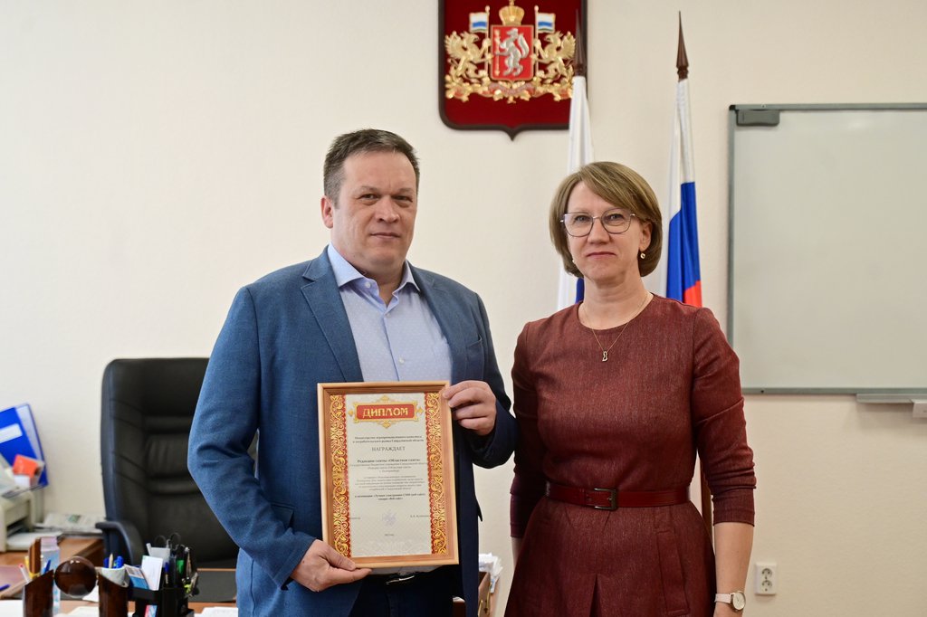 Анна Кузнецова вручила диплом победителя главному редактору 