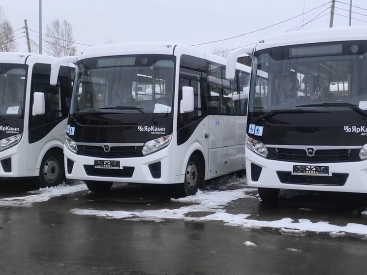 Глава Карелии показал новые автобусы для петрозаводского автовокзала