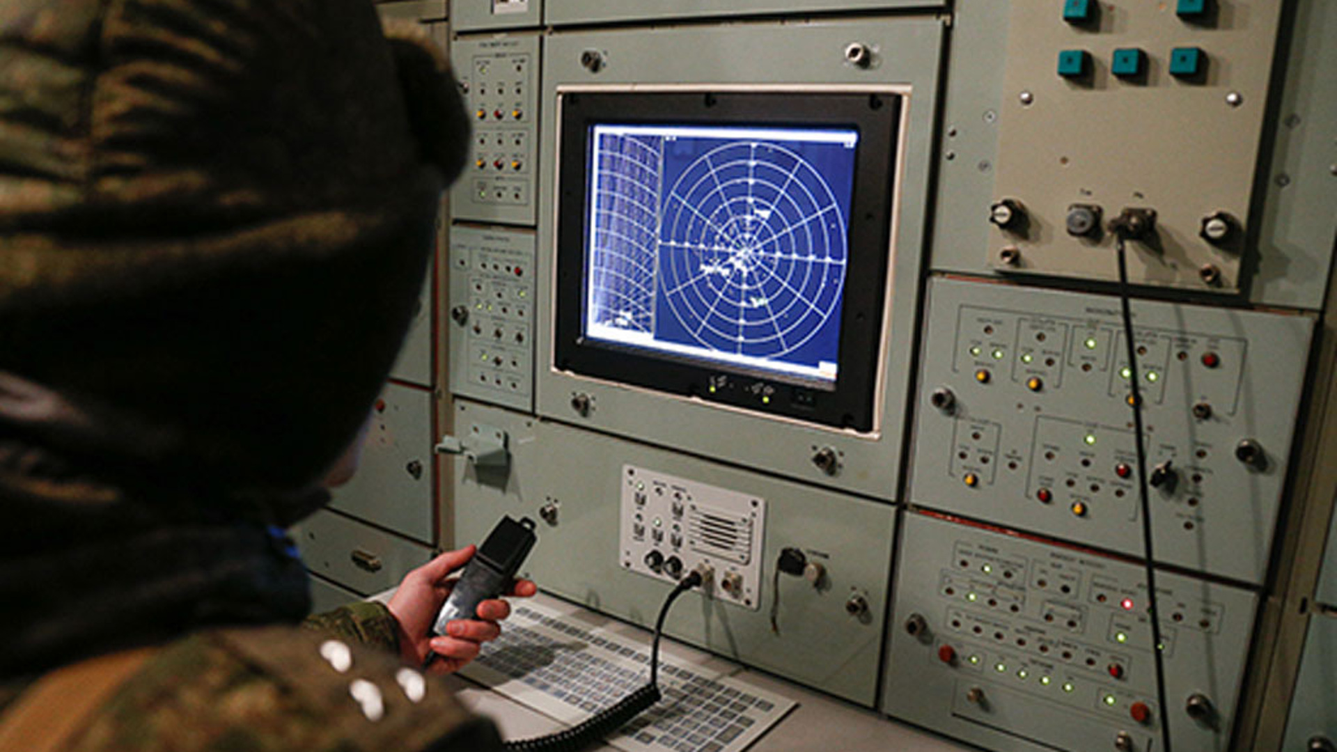 Радиоэлектронные системы и комплексы. Экран радара авиадиспетчера. Красуха комплекс рэб. Пункт управления связью. Оператор рлс.