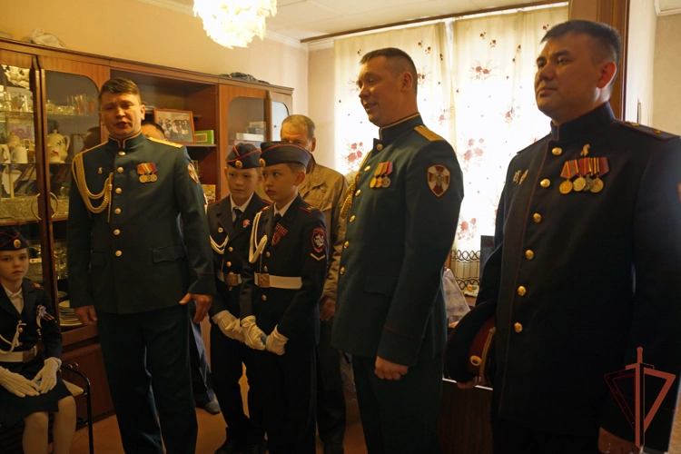 В Хабаровске росгвардейцы поздравили с наступающим праздником Победы ветерана Великой Отечественной войны