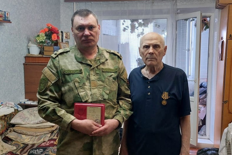 Белгородские росгвардейцы поздравили ветерана службы с Днем войск национальной гвардии Российской Федерации