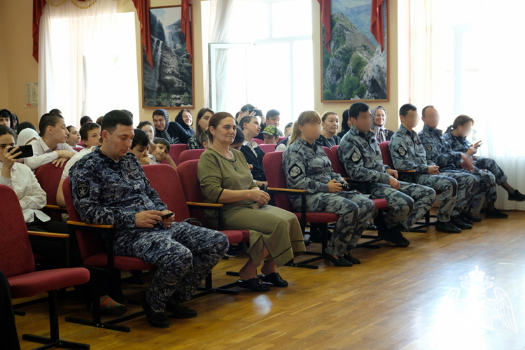 Росгвардейцы посетили детские социальные учреждения в Дагестане