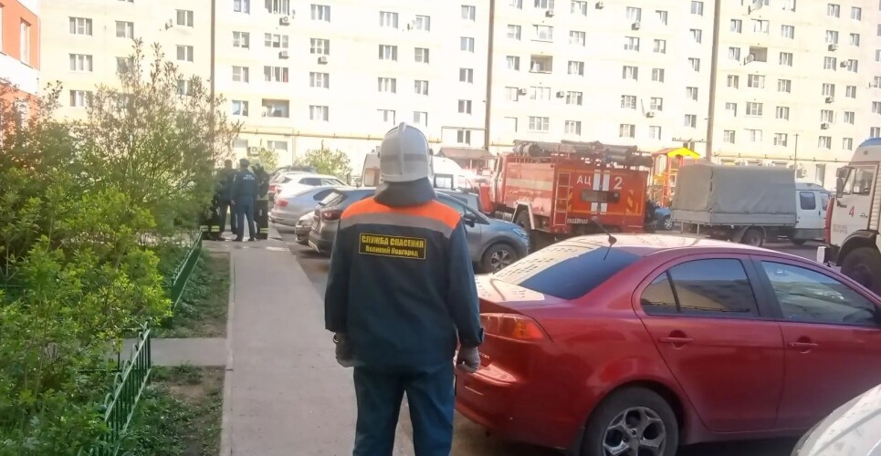 Новгородские спасатели вызволили человека из задымлённого лифта  