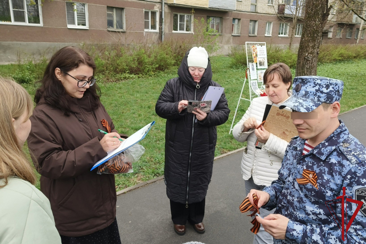 В Пскове прошла патриотическая акция «Библиогид по улицам Героев Победы»