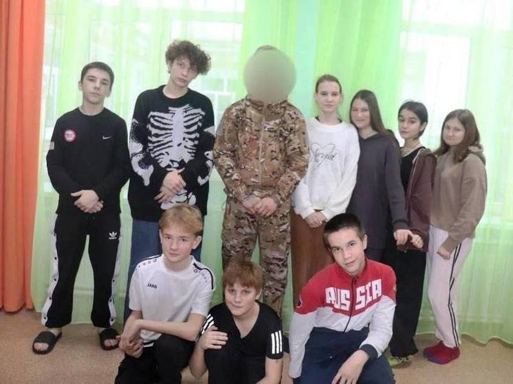Астраханский боец спецоперации навестил воспитателей в центре «Юность»