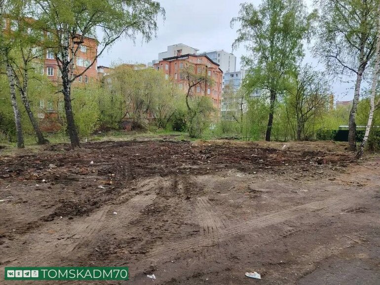 В центре Томска снесли расселенный деревянный дом