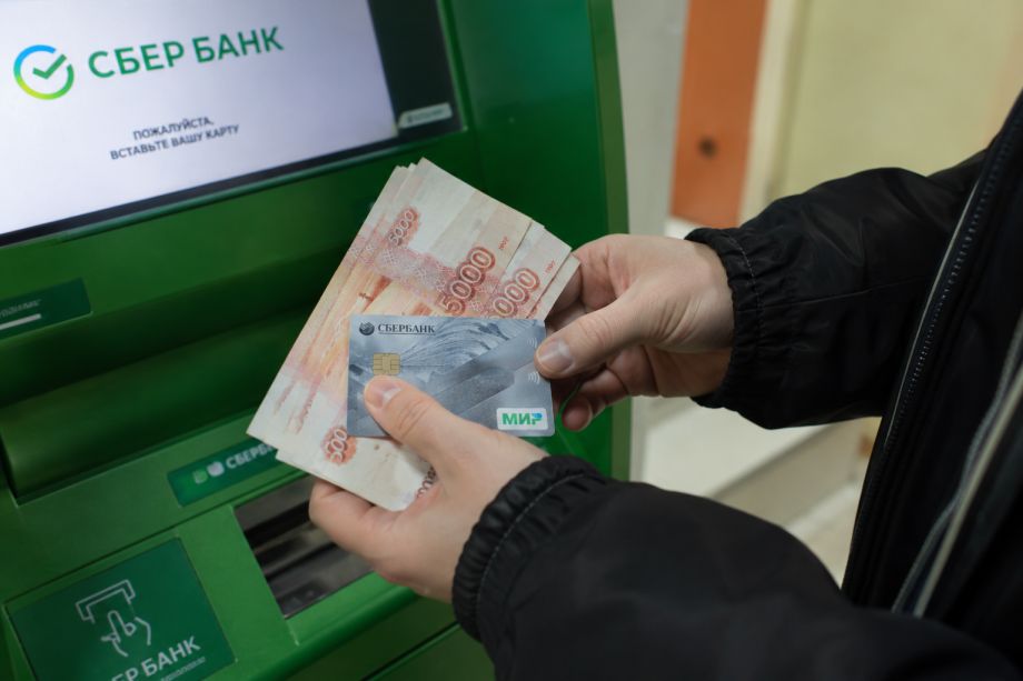 Фото: PRIMPRESS/ИИ | Россиянам в мае дадут один раз по 10 000 рублей от государства. Названа дата прихода денег на карту