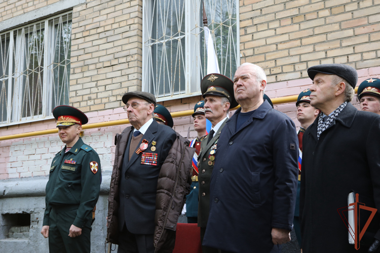 В преддверии Дня Победы росгвардейцы проводят для ветеранов персональные парады в Москве