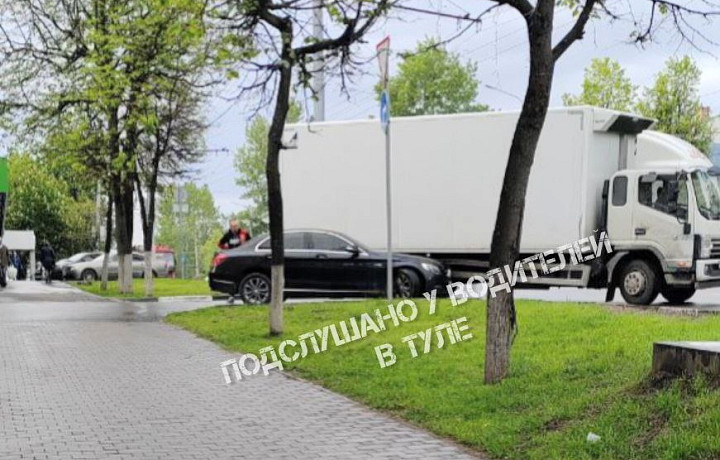 Иномарка «залезла» под фургон большегруза на Октябрьской улице в Туле
