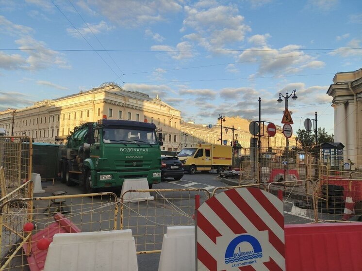 «Водоканал» «втихаря» заставил техникой и ограждениями земли у Гостиного двора