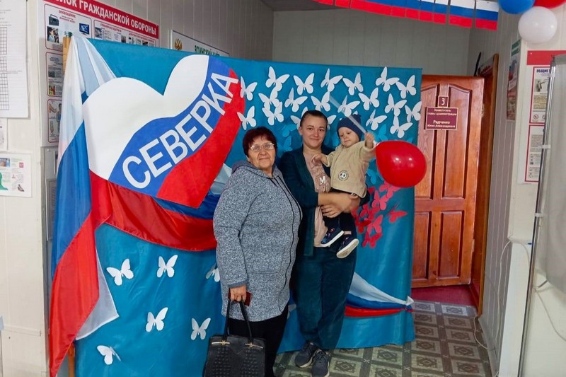 Праздничное настроение, осенний колорит и государственный флаг: как встречают сотрудники участковых избирательных комиссий Ключевского района своих избирателей