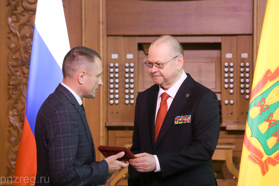 Олег Мельниченко вручил отличившимся землякам государственные и региональные награды
