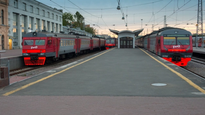 Электрички павловск спб. Электрички в Петербурге. Павловск электричка. Электричка пр славы Павловск. Электропоезд 08 04 17.