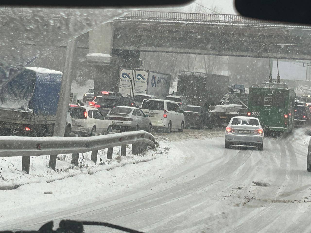 Фото Сугробы и пробки. Новосибирск за ночь завалило снегом. ОНЛАЙН 8