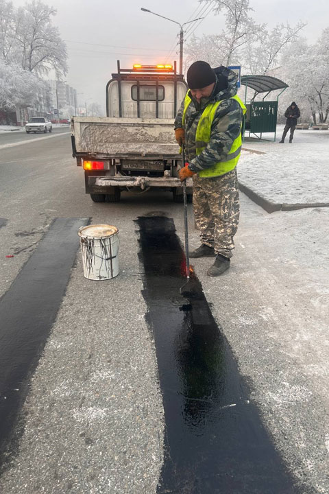 Жители города в Хакасии не поняли, зачем закрашивают пешеходный переход