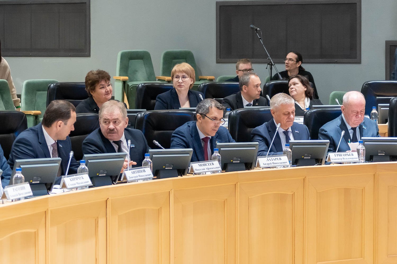 депутаты тюменской думы. нефтяник 1990 тюмень депутат гордумы. депутаты тюменской областной думы. депутаты тюменской думы. депутат областной думы тюменской области.