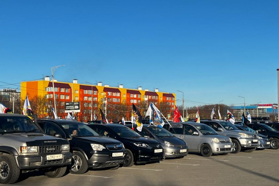 На Камчатке состоялся автопробег в поддержку бойцов СВО и в честь Дня морской пехоты. . Фотография 1