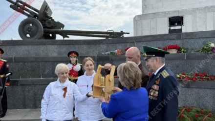 Частицу Вечного огня из Александровского сада Москвы доставили в Крым