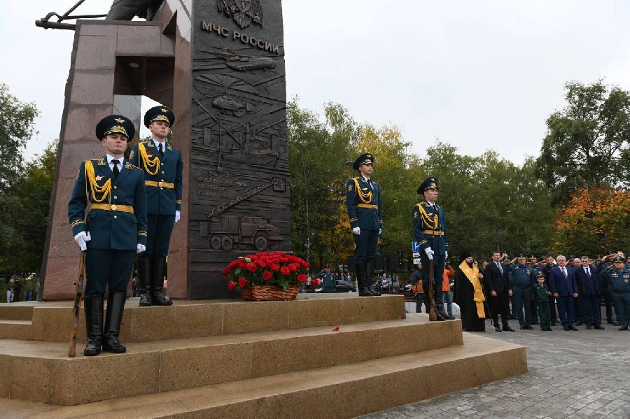 Памятник пожарным и спасателям трех эпох открыли в Нижнем Новгороде