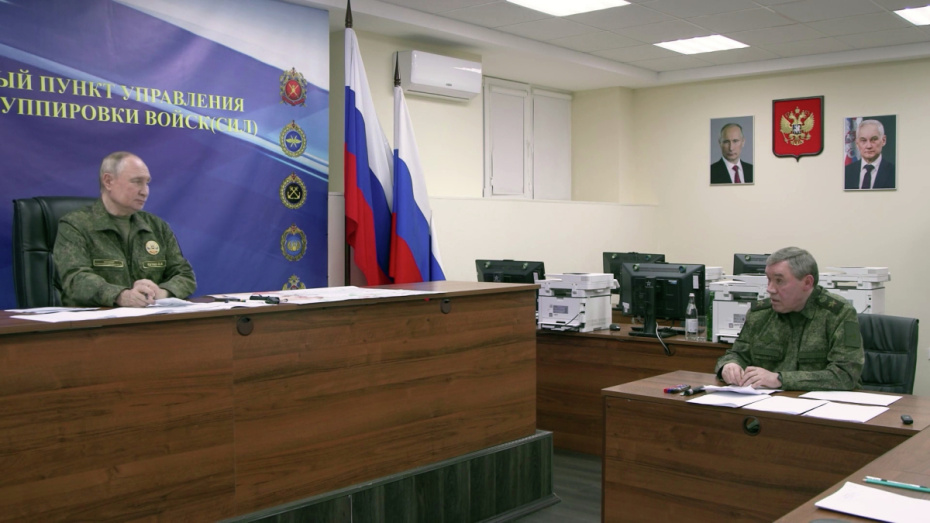 Президент РФ, верховный главнокомандующий ВС РФ Владимир Путин проводит совещание с начальником Генерального штаба ВС РФ Валерием Герасимовым (справа) и командующими группировками, задействованными в СВО