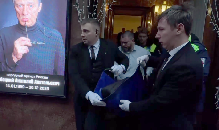 Сотрудники похоронной бригады и скорой помощи выносят носилки, предположительно, с Верой Алентовой из театра им. Маяковского, где проходит прощание с актером Анатолием Лобоцким