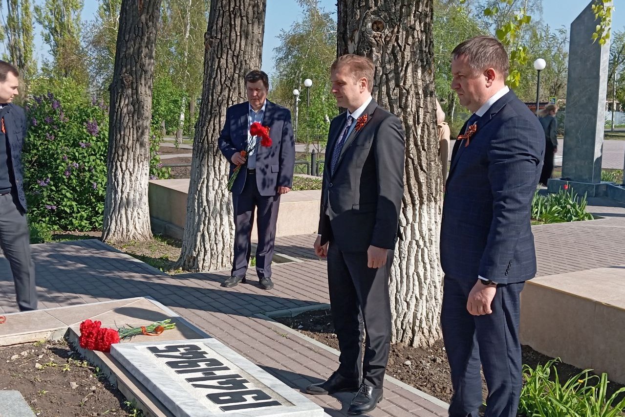 Новая дорога, баскетбольная площадка и мемориальный ансамбль: группа губернаторского контроля посетила Гуково и Зверево