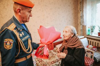 В преддверии Дня Победы начальник института поздравил ветерана Великой Отечественной войны Кузнецову Софью Петровну