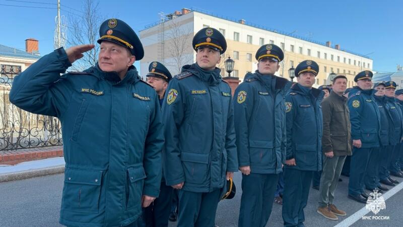 В Главном управлении МЧС России по ЯНАО прошла церемония поднятия флагов
