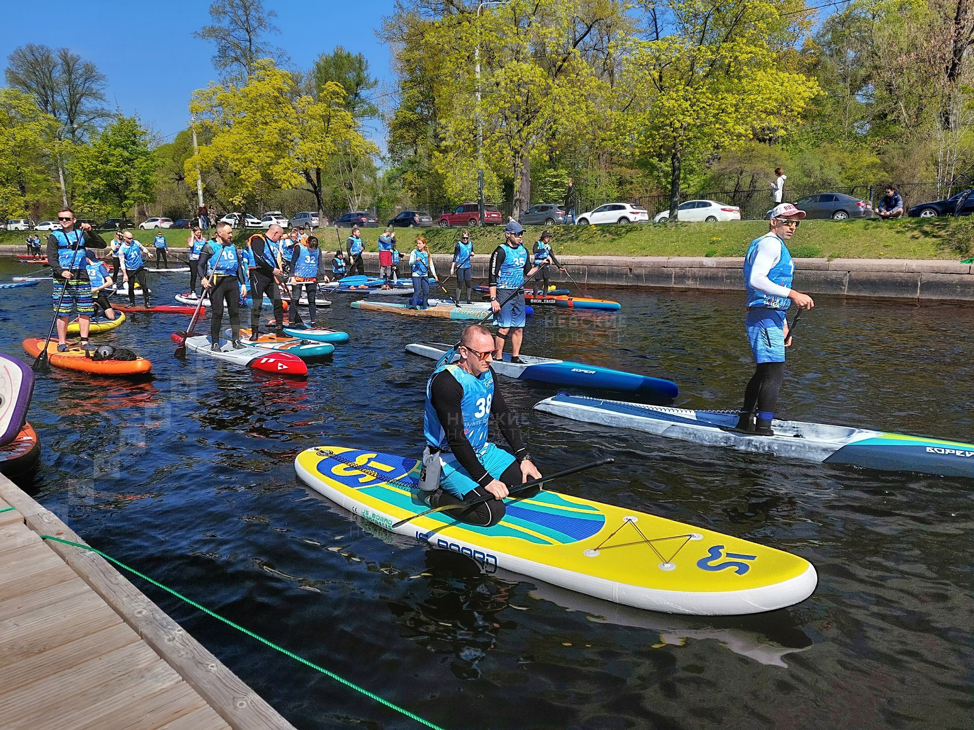 Гонщики на SUP-бордах открыли сезон серфинга в Петербурге