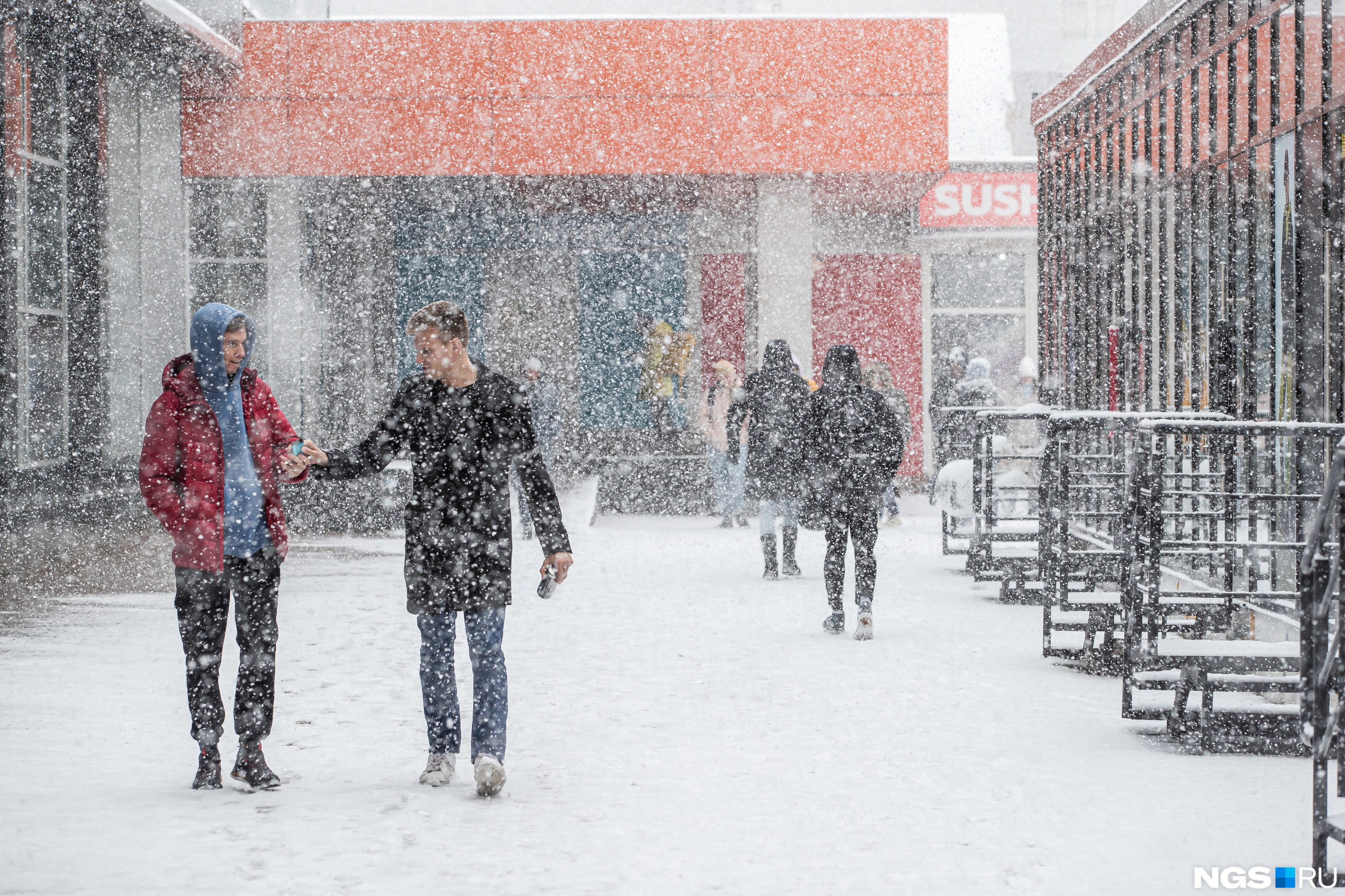 снежное на 10 дней. краснодар завалило снегом. снежное на 10 дней. завалили снегом дом по крышу. парк на кольцевой омск зима.