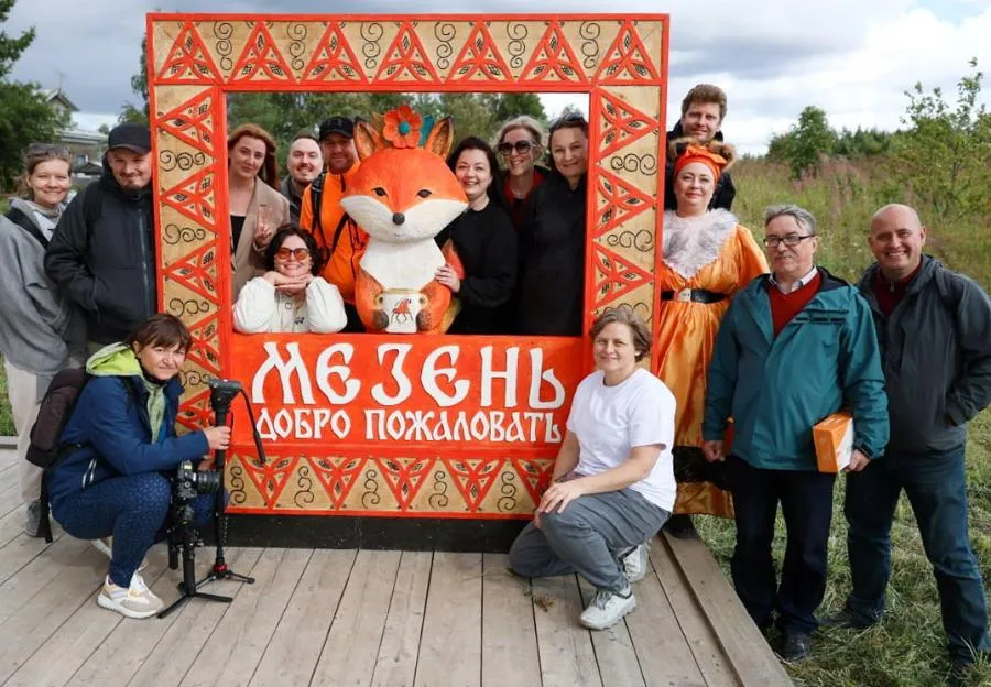 «Лаборатория сказок»: как народные предания превращаются в новые достопримечательности | С недавних пор Мезень украшает резное окошко с лисичкой./ФОТО Юлии ПЫХАЛОВОЙ