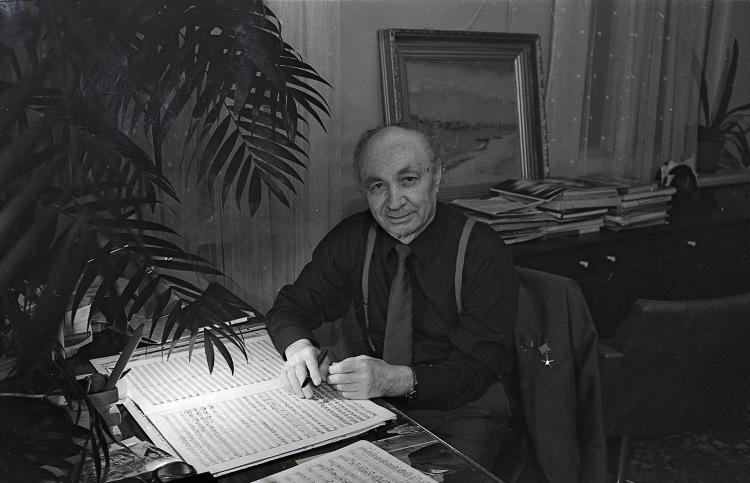 В 1960-м благодаря настойчивости и проницательности Назиба Жиганова, который понимал необходимость в детском музыкальном образовании, в Казани открывается знаменитая «десятилетка»