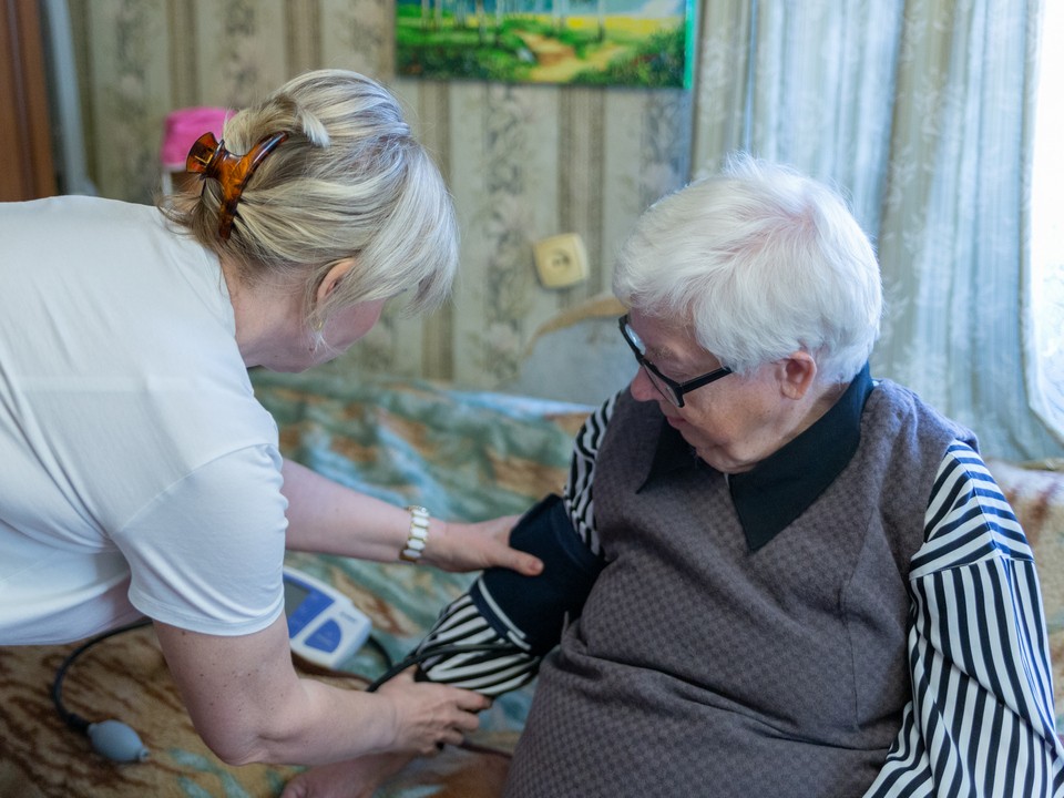 Соцработники в Луховицах помогают пожилым с домашними делами