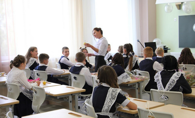 Девять учителей Кировской области получили по миллиону рублей