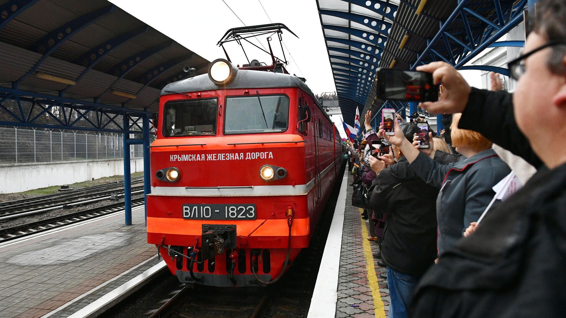 Поезд Таврия, следующий по маршруту Санкт-Петербург - Севастополь, прибывает на вокзал Севастополя - РИА Новости, 1920, 25.12.2022