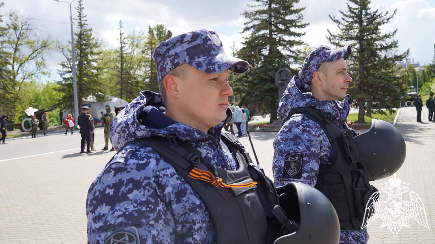В Саратовской области сотрудники Росгвардии обеспечили охрану общественного порядка во время празднования Дня Победы 