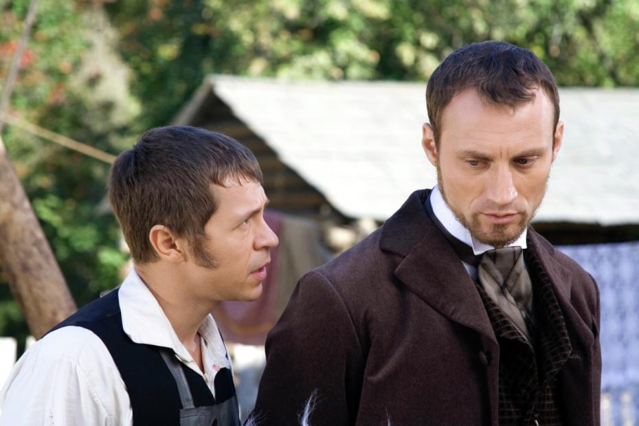 Павел Деревянко (Смердяков) и Анатолий Белый (Иван Карамазов) в фильме «Братья Карамазовы»